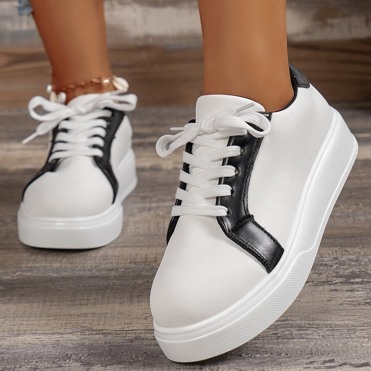 New Lace-up Flats Women Walking Sports Skateboard Shoes Retro Fashion Casual Sneakers